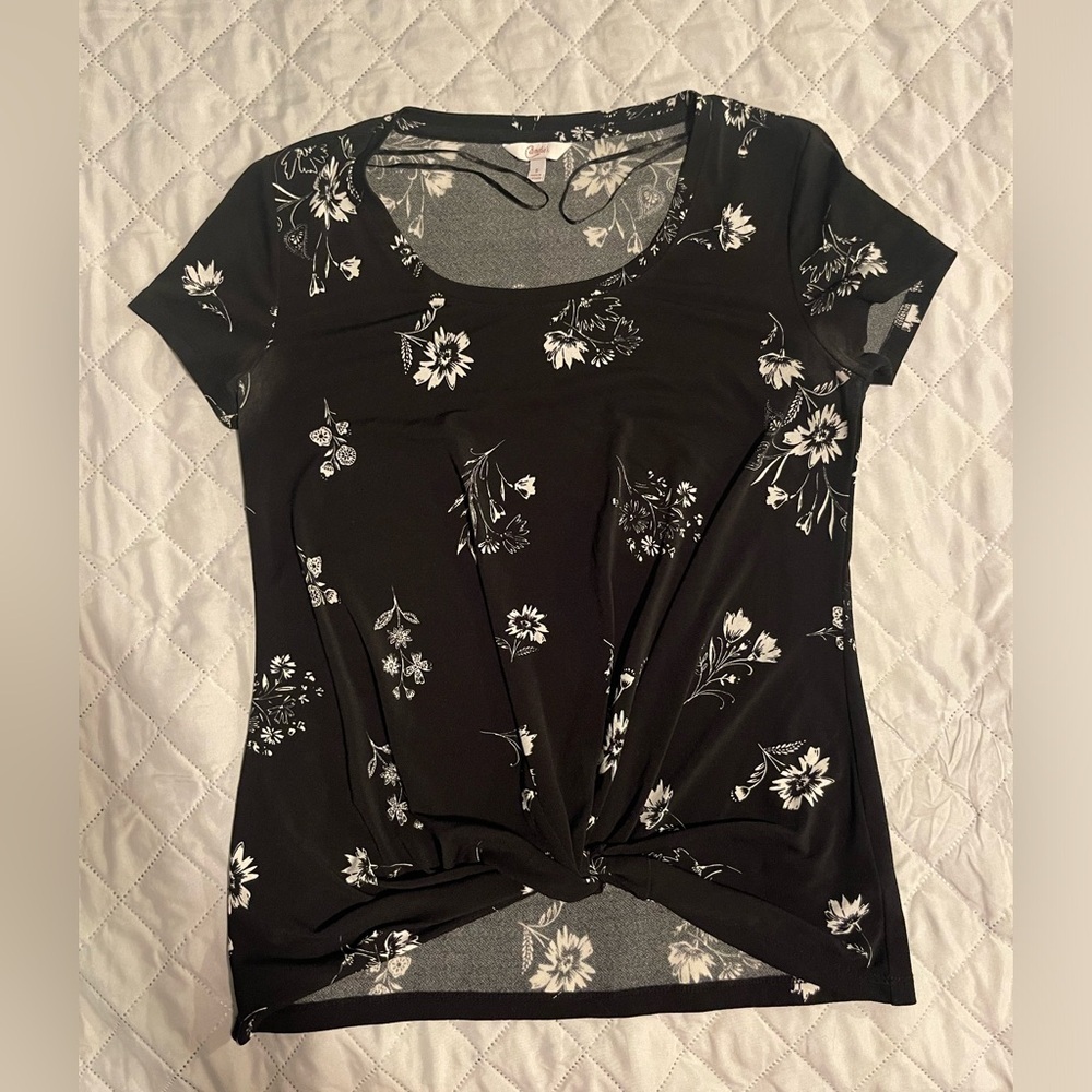 🪩 Candies black floral top size small